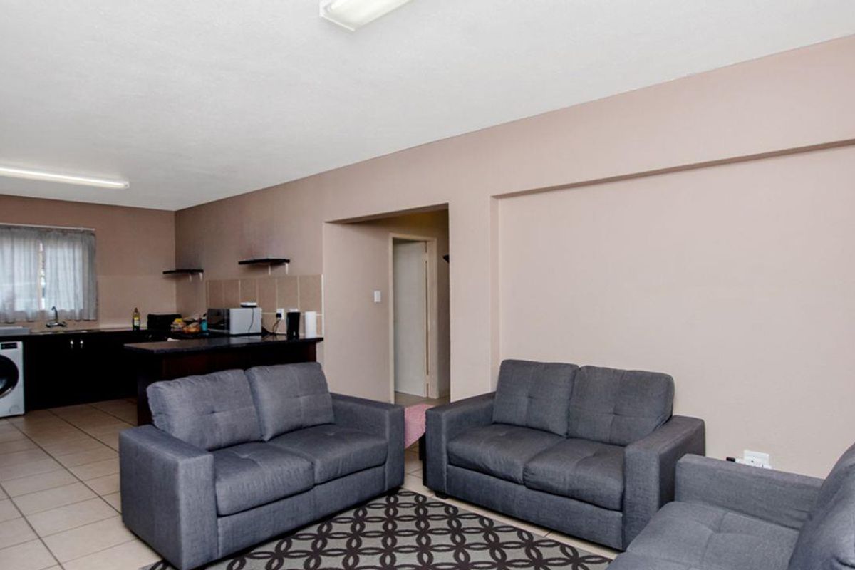 Renovated 2 Bedroom 2 Bathroom Ground Floor Townhouse in Sheffield Rock - Move-In Ready! - Photo 4
