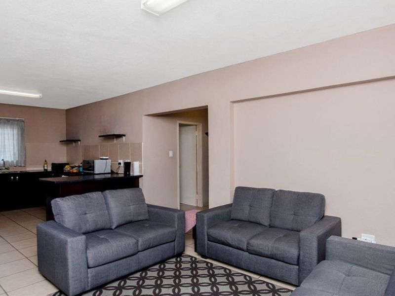 Renovated 2 Bedroom 2 Bathroom Ground Floor Townhouse in Sheffield Rock â Move-In Ready! - Photo 4