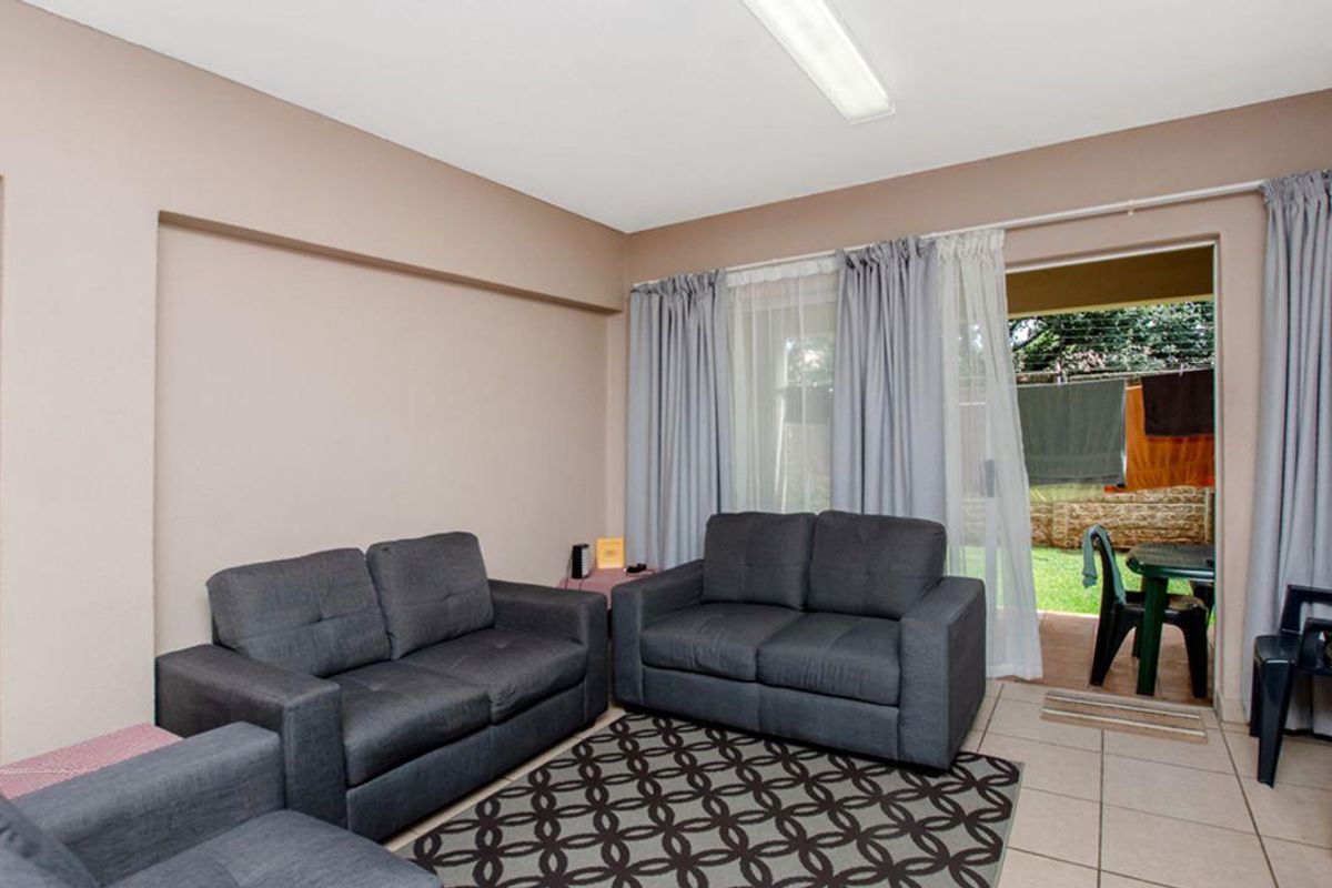 Renovated 2 Bedroom 2 Bathroom Ground Floor Townhouse in Sheffield Rock - Move-In Ready! - Photo 5
