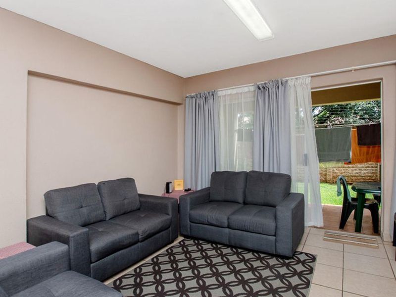 Renovated 2 Bedroom 2 Bathroom Ground Floor Townhouse in Sheffield Rock â Move-In Ready! - Photo 5