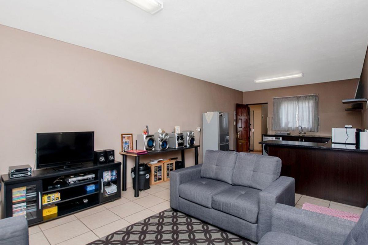 Renovated 2 Bedroom 2 Bathroom Ground Floor Townhouse in Sheffield Rock - Move-In Ready! - Photo 2