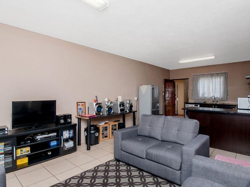 Renovated 2 Bedroom 2 Bathroom Ground Floor Townhouse in Sheffield Rock â Move-In Ready! - Photo 2