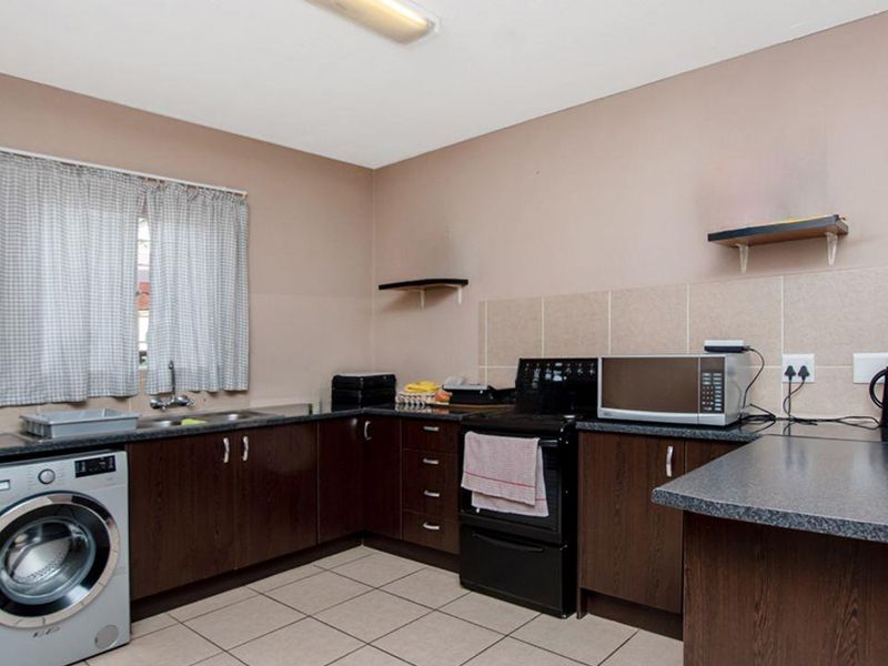 Renovated 2 Bedroom 2 Bathroom Ground Floor Townhouse in Sheffield Rock â Move-In Ready! - Photo 8