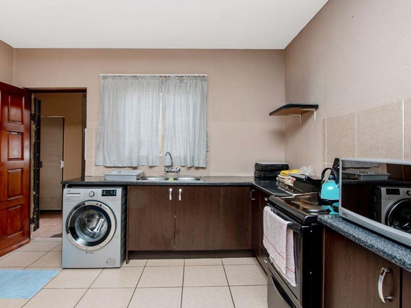 Renovated 2 Bedroom 2 Bathroom Ground Floor Townhouse in Sheffield Rock â Move-In Ready! - Photo 7