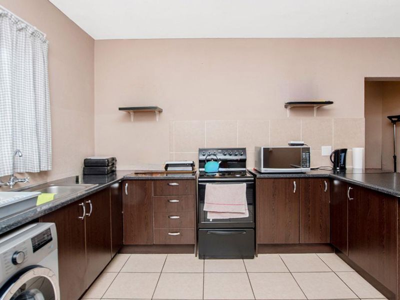 Renovated 2 Bedroom 2 Bathroom Ground Floor Townhouse in Sheffield Rock â Move-In Ready! - Photo 6