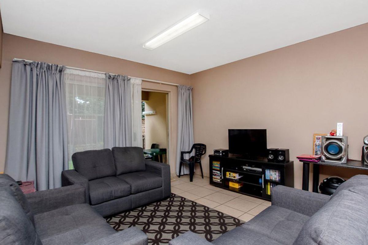 Renovated 2 Bedroom 2 Bathroom Ground Floor Townhouse in Sheffield Rock - Move-In Ready! - Photo 3