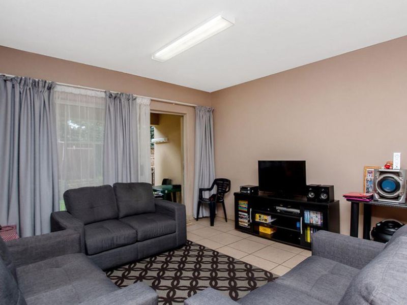 Renovated 2 Bedroom 2 Bathroom Ground Floor Townhouse in Sheffield Rock â Move-In Ready! - Photo 3