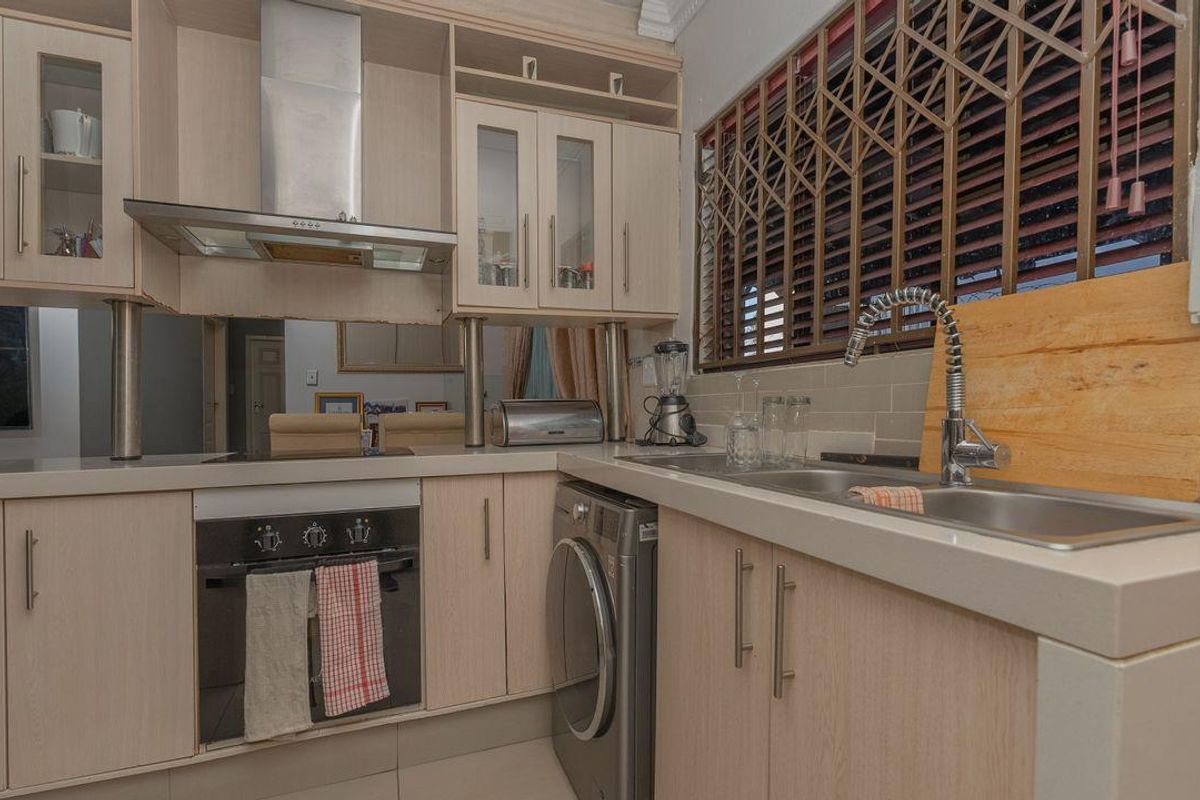 A Modern 4 Bedroom House In Corlett Gardens. - Photo 3