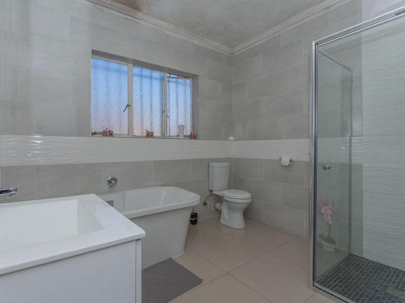 A Modern 4 Bedroom House In Corlett Gardens. - Photo 10
