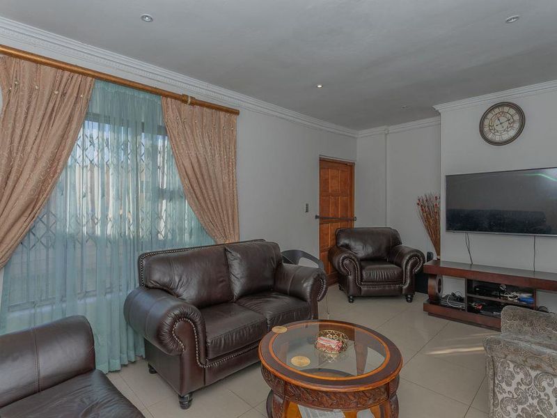 A Modern 4 Bedroom House In Corlett Gardens. - Photo 6