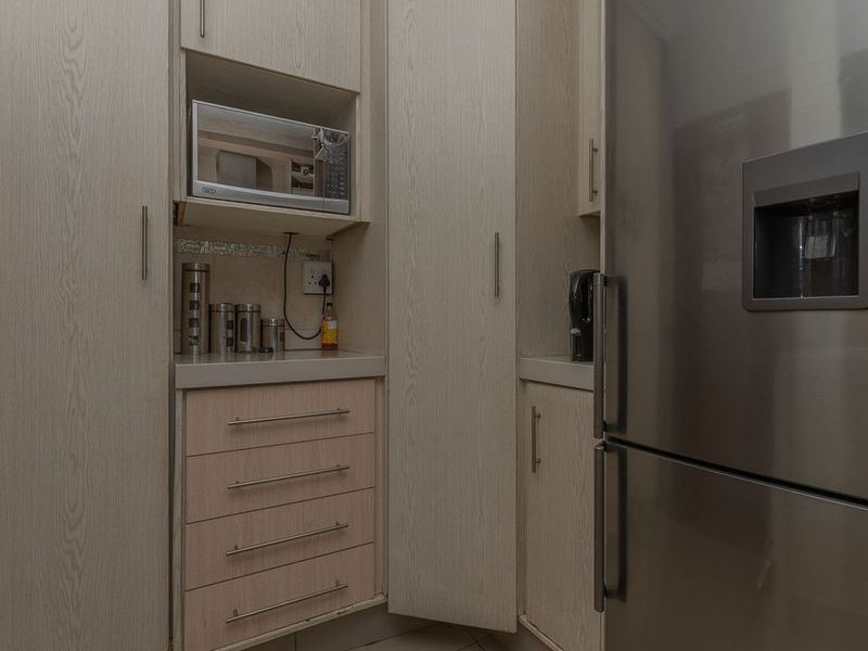 A Modern 4 Bedroom House In Corlett Gardens. - Photo 4