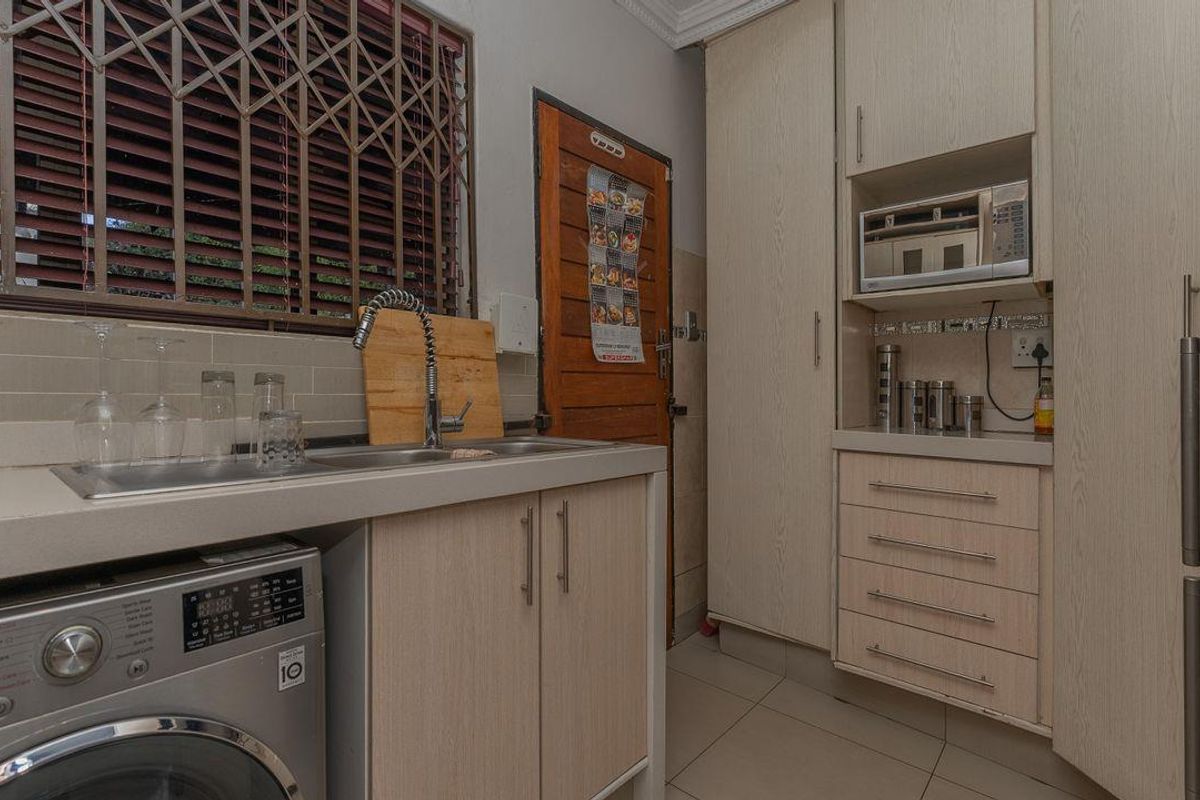 A Modern 4 Bedroom House In Corlett Gardens. - Photo 2