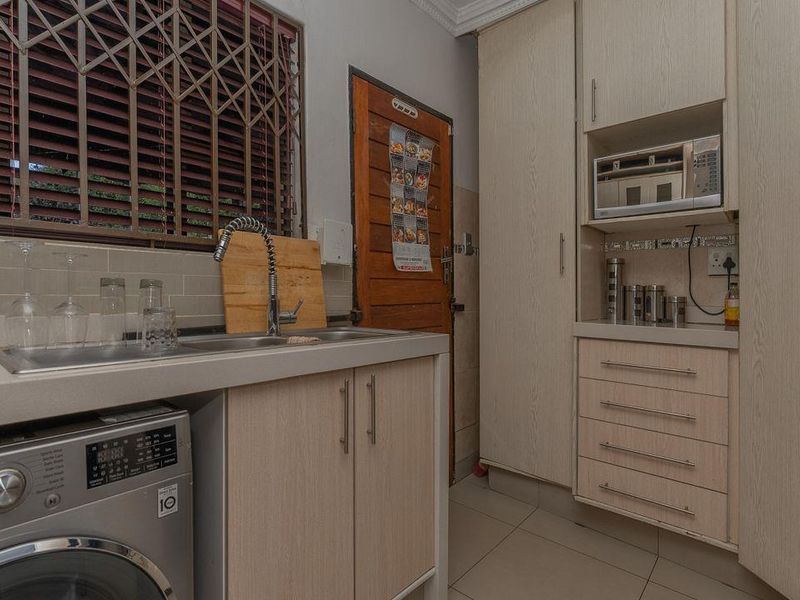 A Modern 4 Bedroom House In Corlett Gardens. - Photo 2