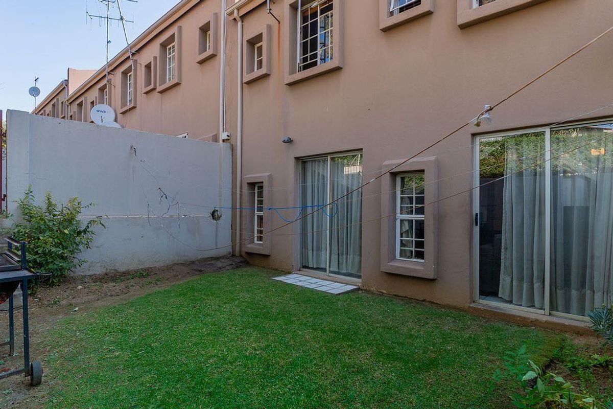 A 2 Bedroom Duplex Townhouse In Corlett Gardens. - Photo 2