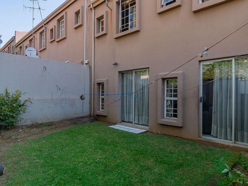 A 2 Bedroom Duplex Townhouse In Corlett Gardens. - Photo 2