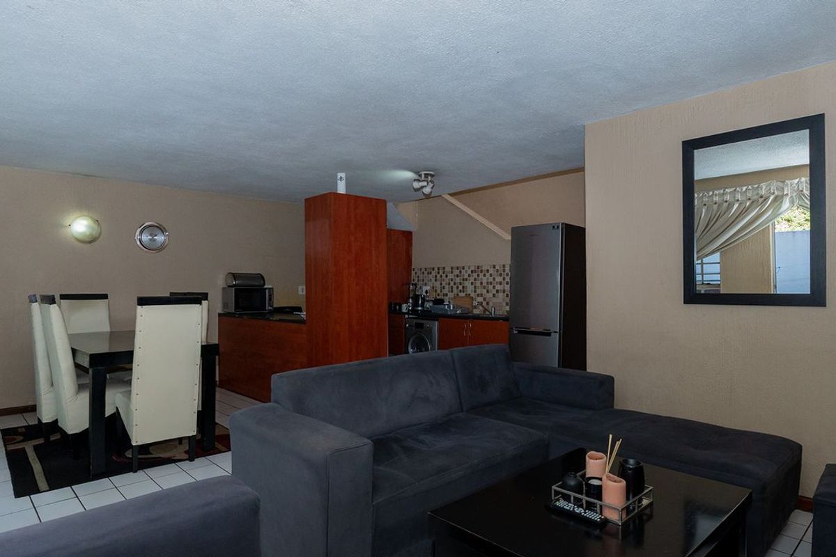 A 2 Bedroom Duplex Townhouse In Corlett Gardens. - Photo 4