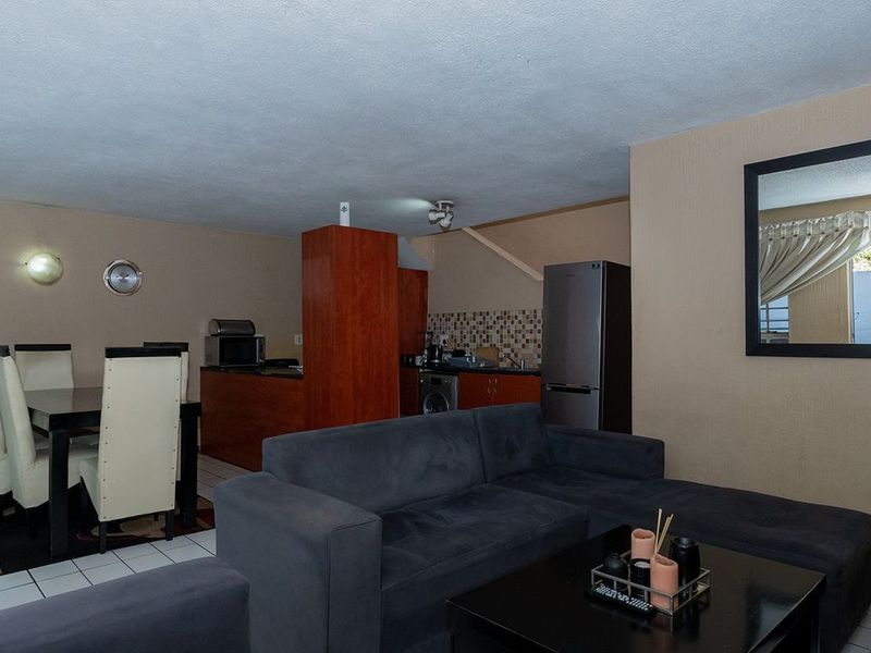 A 2 Bedroom Duplex Townhouse In Corlett Gardens. - Photo 4