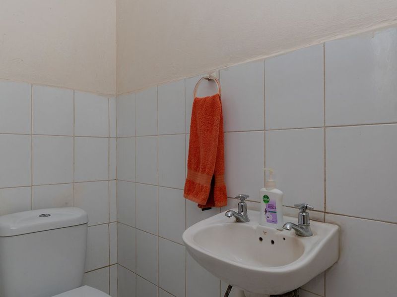 A 2 Bedroom Duplex Townhouse In Corlett Gardens. - Photo 10