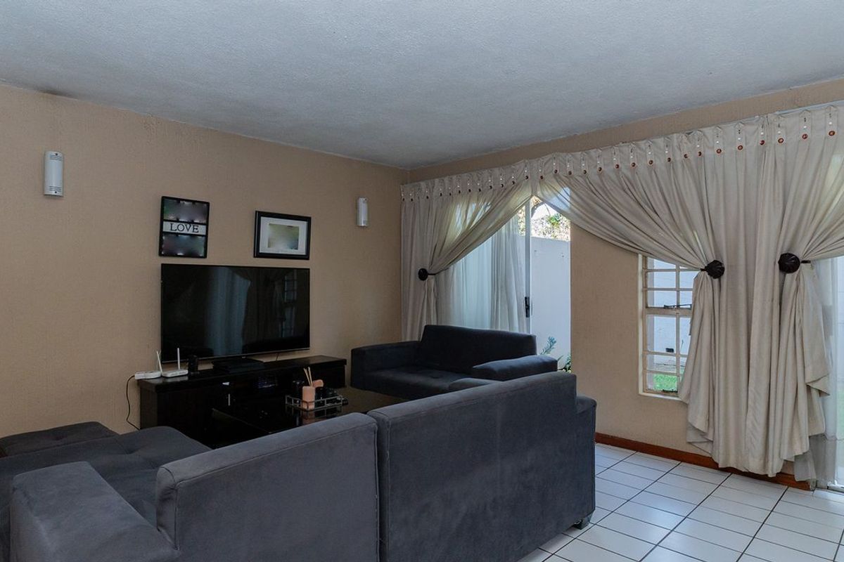 A 2 Bedroom Duplex Townhouse In Corlett Gardens. - Photo 3