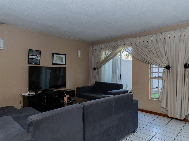 A 2 Bedroom Duplex Townhouse In Corlett Gardens. - Photo 3