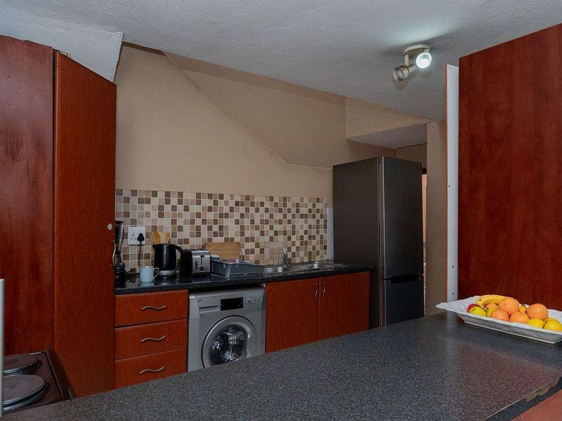 A 2 Bedroom Duplex Townhouse In Corlett Gardens. - Photo 9