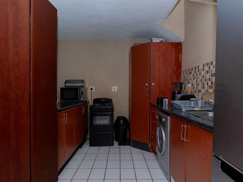 A 2 Bedroom Duplex Townhouse In Corlett Gardens. - Photo 8