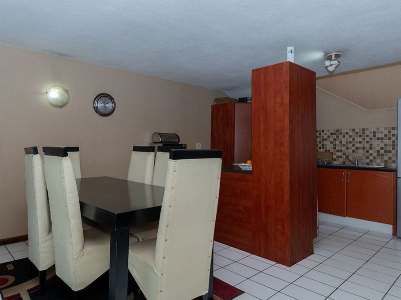 A 2 Bedroom Duplex Townhouse In Corlett Gardens. - Photo 5