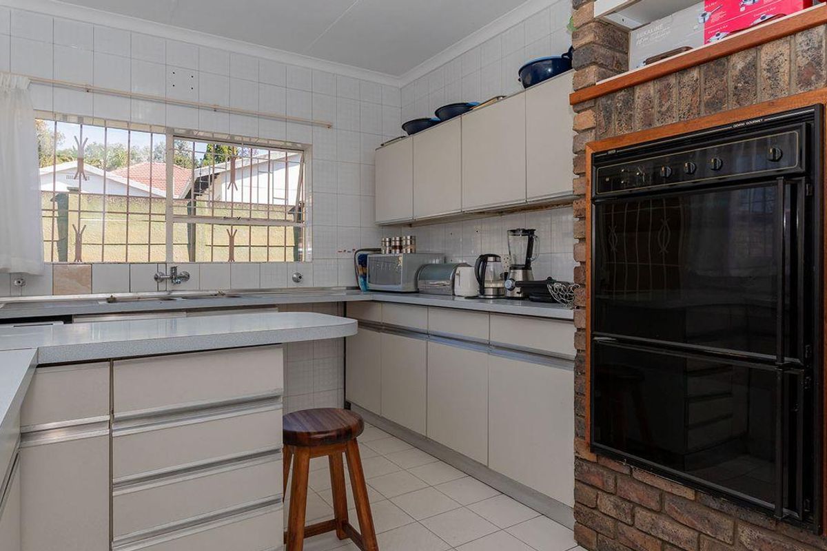 A Low Maintenance Luxurious 3 Bedroom Family Home For Sale In Kew. - Photo 5