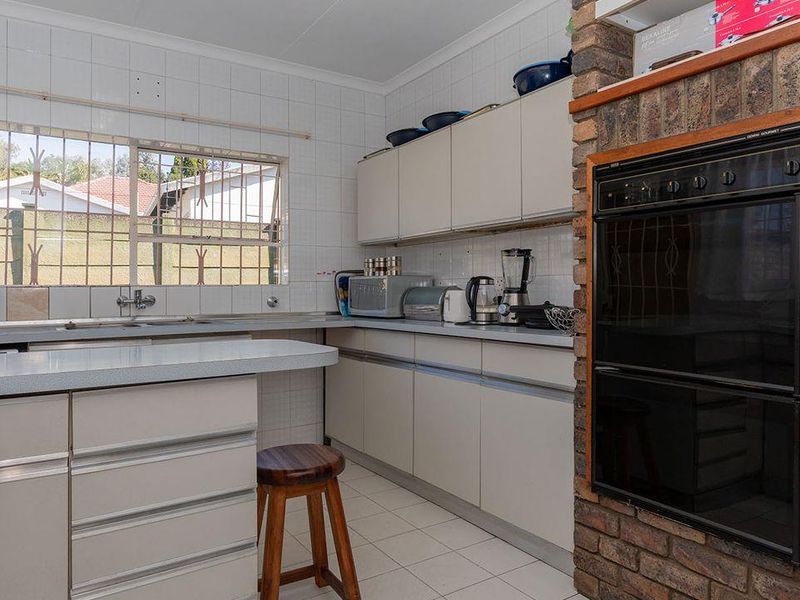 A Low Maintenance Luxurious 3 Bedroom Family Home For Sale In Kew. - Photo 5