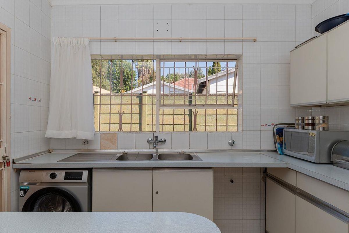 A Low Maintenance Luxurious 3 Bedroom Family Home For Sale In Kew. - Photo 3