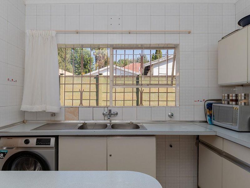 A Low Maintenance Luxurious 3 Bedroom Family Home For Sale In Kew. - Photo 3