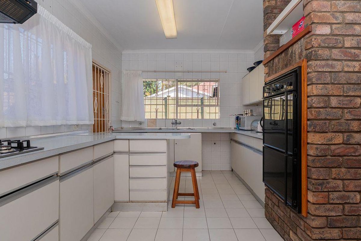 A Low Maintenance Luxurious 3 Bedroom Family Home For Sale In Kew. - Photo 4