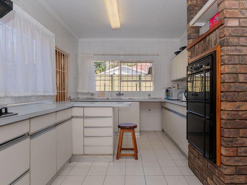 A Low Maintenance Luxurious 3 Bedroom Family Home For Sale In Kew. - Photo 4