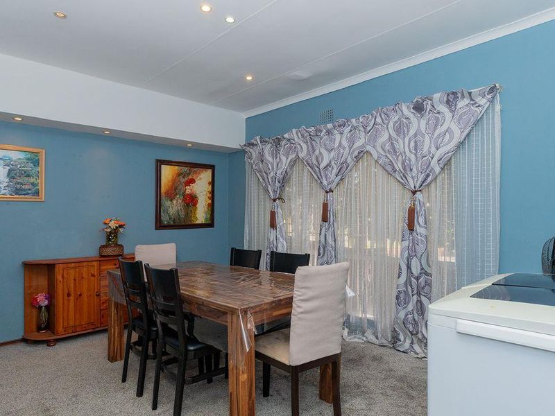 A Low Maintenance Luxurious 3 Bedroom Family Home For Sale In Kew. - Photo 10