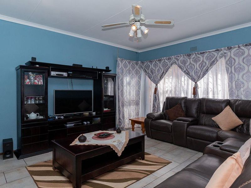 A Low Maintenance Luxurious 3 Bedroom Family Home For Sale In Kew. - Photo 8