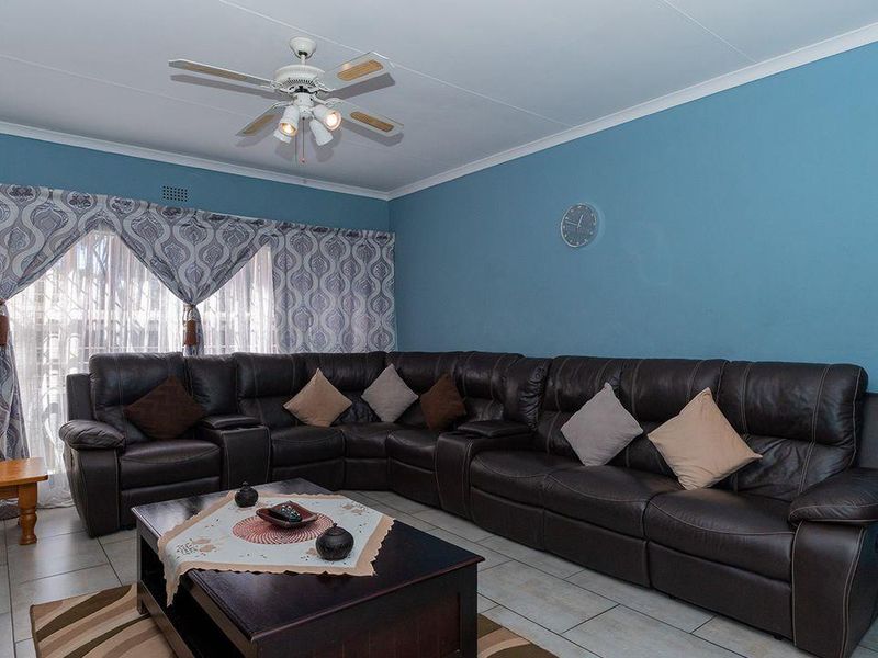 A Low Maintenance Luxurious 3 Bedroom Family Home For Sale In Kew. - Photo 9