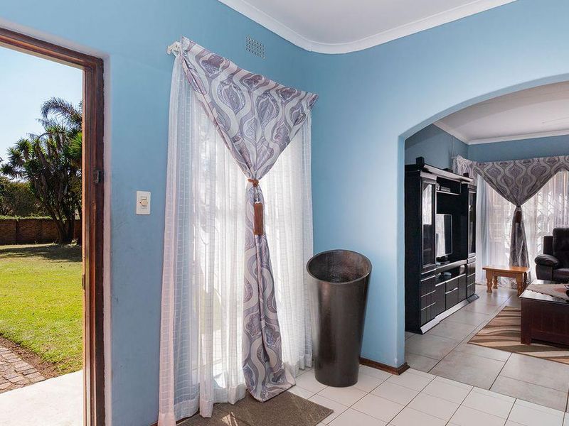 A Low Maintenance Luxurious 3 Bedroom Family Home For Sale In Kew. - Photo 7