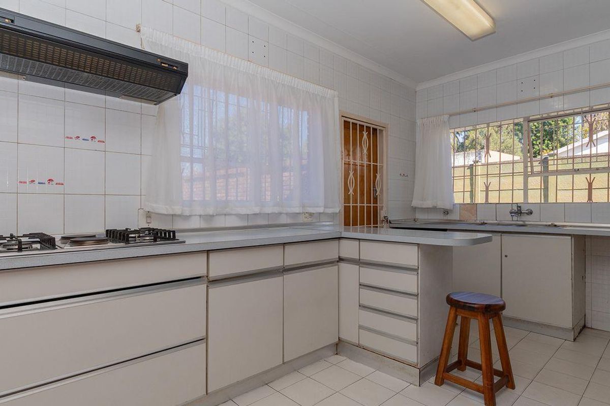 A Low Maintenance Luxurious 3 Bedroom Family Home For Sale In Kew. - Photo 2