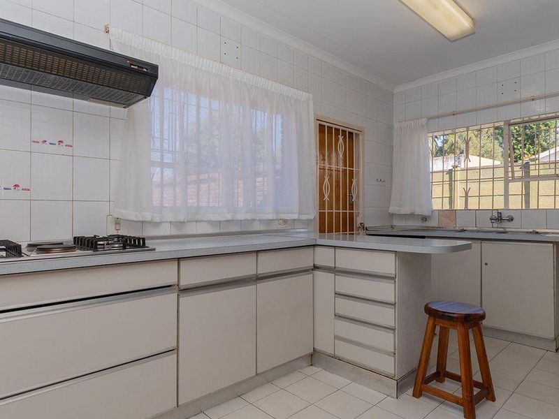 A Low Maintenance Luxurious 3 Bedroom Family Home For Sale In Kew. - Photo 2