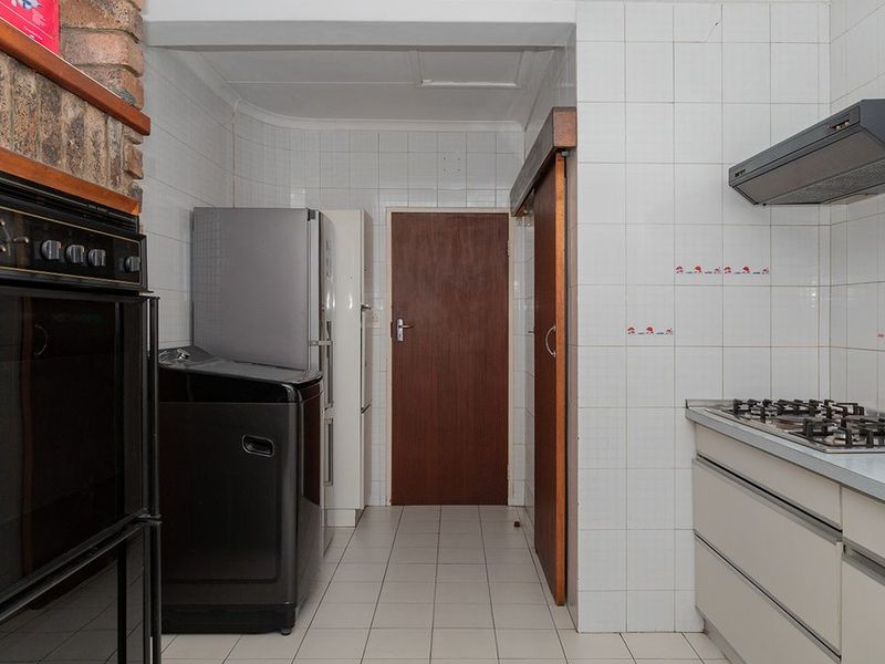 A Low Maintenance Luxurious 3 Bedroom Family Home For Sale In Kew. - Photo 6