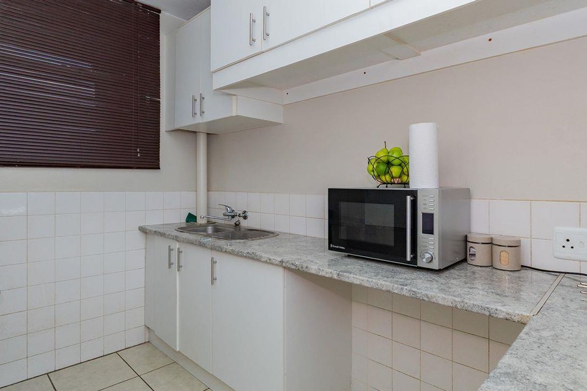 A Cozy 1.5 Bedroom Apartment In Kew. - Photo 3