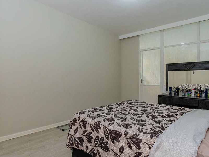 A Cozy 1.5 Bedroom Apartment In Kew. - Photo 9