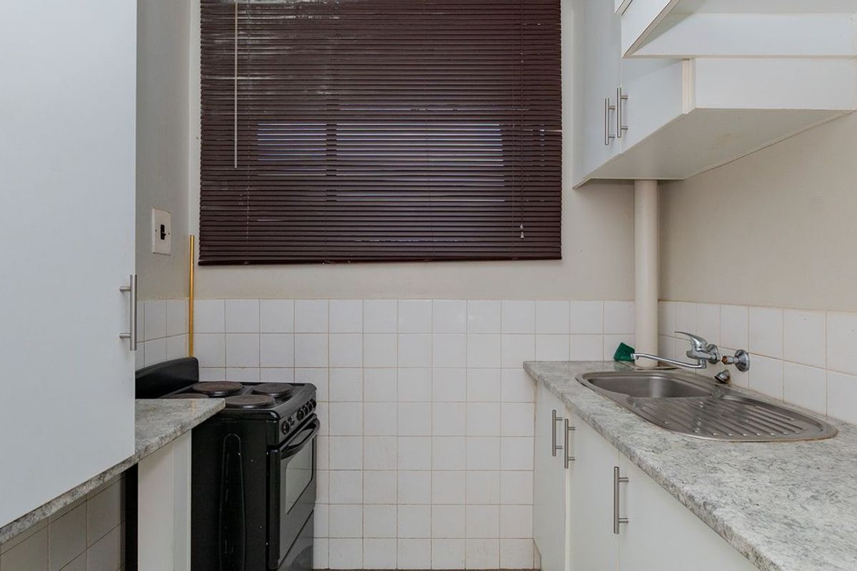 A Cozy 1.5 Bedroom Apartment In Kew. - Photo 4