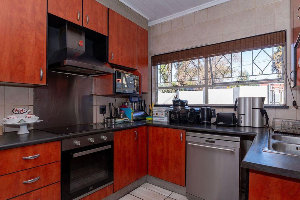 A 4-Bedroom Family Masterpiece Of A Splendid Home In Kew- - Photo 4