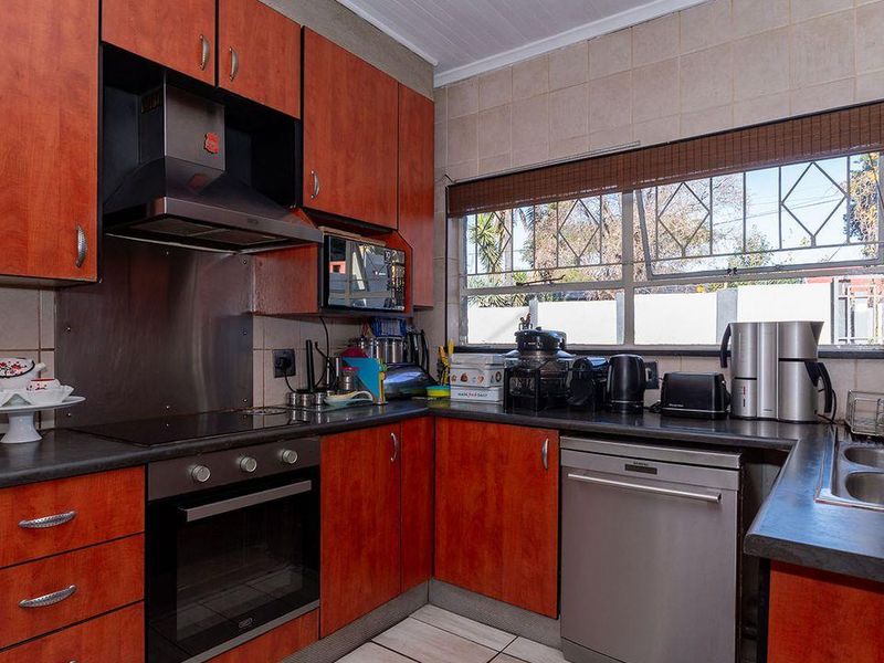 A 4-Bedroom Family Masterpiece Of A Splendid Home In Kew- - Photo 4