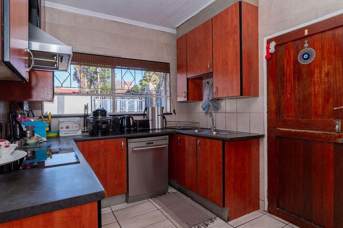 A 4-Bedroom Family Masterpiece Of A Splendid Home In Kew- - Photo 3