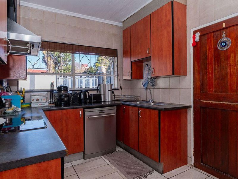 A 4-Bedroom Family Masterpiece Of A Splendid Home In Kew- - Photo 3