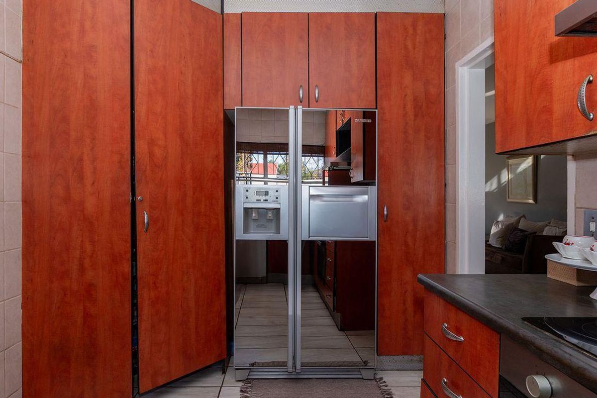 A 4-Bedroom Family Masterpiece Of A Splendid Home In Kew- - Photo 5