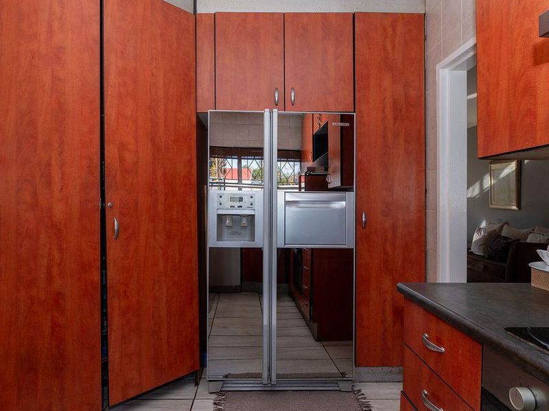 A 4-Bedroom Family Masterpiece Of A Splendid Home In Kew- - Photo 5