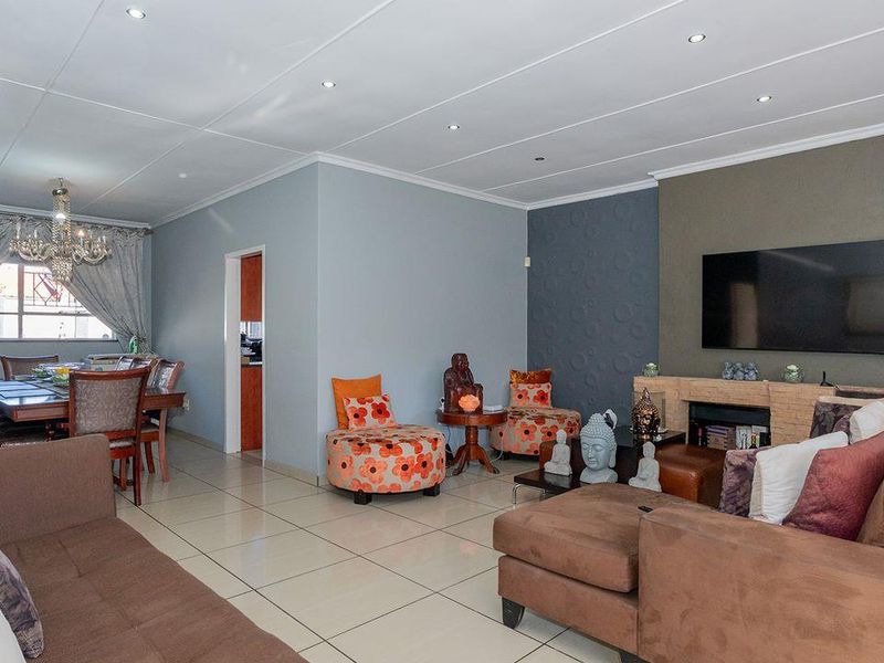 A 4-Bedroom Family Masterpiece Of A Splendid Home In Kew- - Photo 9